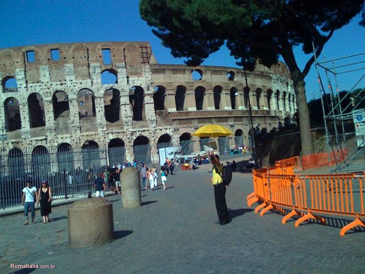 Coliseu da rua - foto de Roma